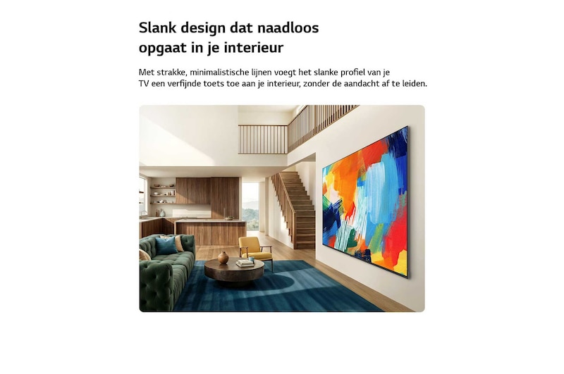 Een LG QNED evo AI QNED90 Mini LED ultragrote tv hangt aan de muur in een moderne woonkamer en laat in het groot een astronautenscène zien op een breed scherm dat de kamer helemaal vult en voor een echte bioscoopervaring zorgt.
